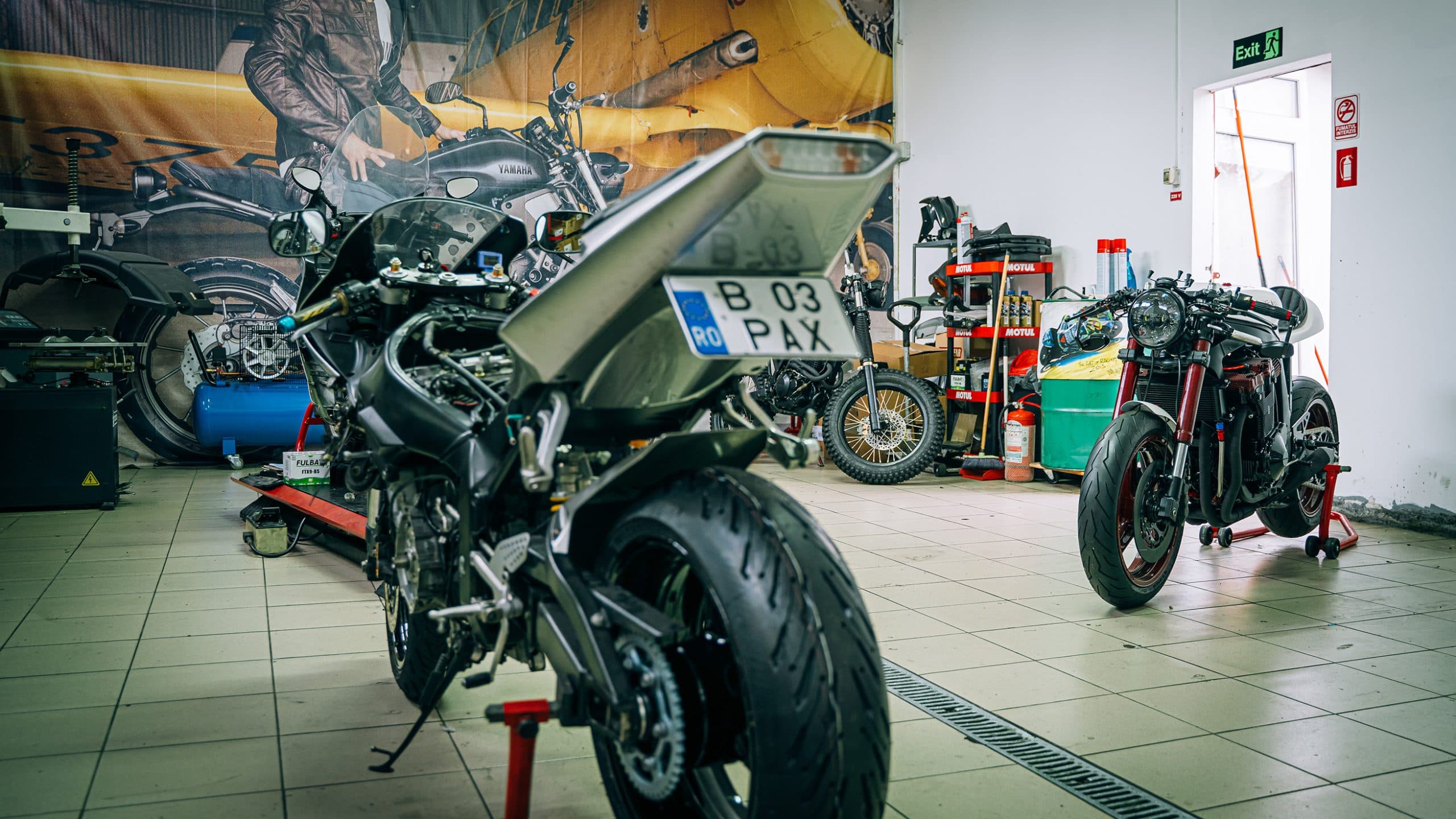 Motocicletă în atelier